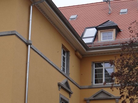 Dachwohnungen für Mauersegler: Unter der Dachtraufe ist der ideale Platz für die neuen Nistplätze.